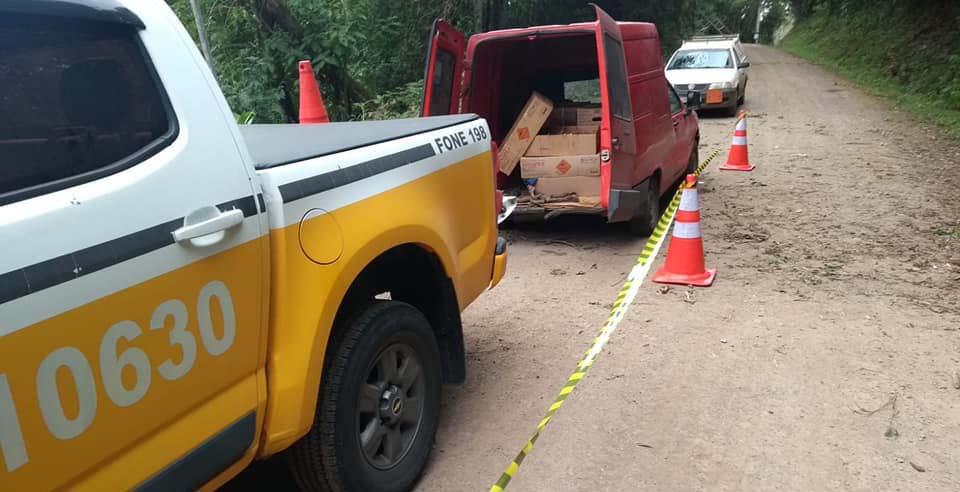 Policiais Militares realizam abordagem de veículo com 200 quilos de explosivos transportados irregularmente em Carlos Barbosa