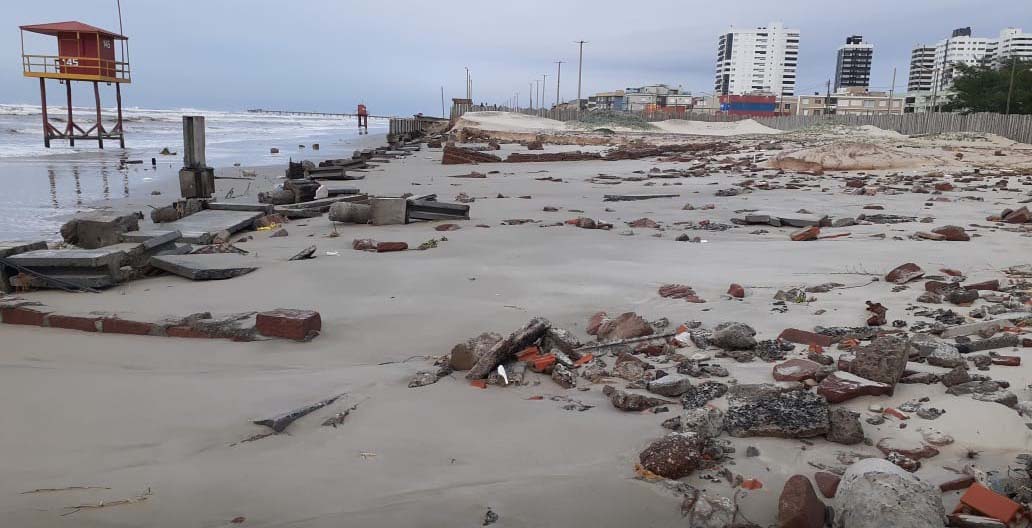 Forte ressaca causa danos na Beira-Mar de Tramandaí