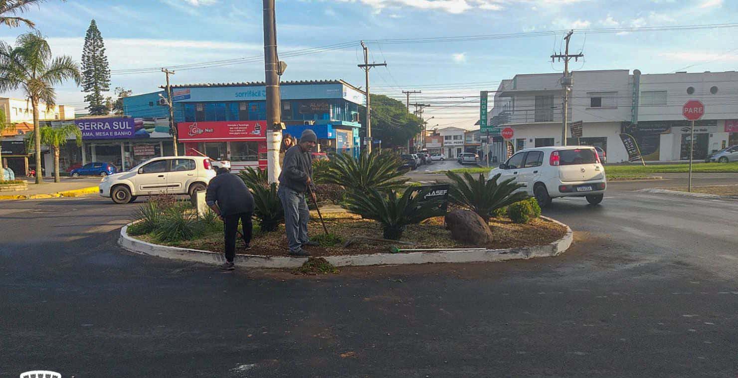 Secretaria de Obras efetua capina e limpeza em avenidas de Tramandaí  